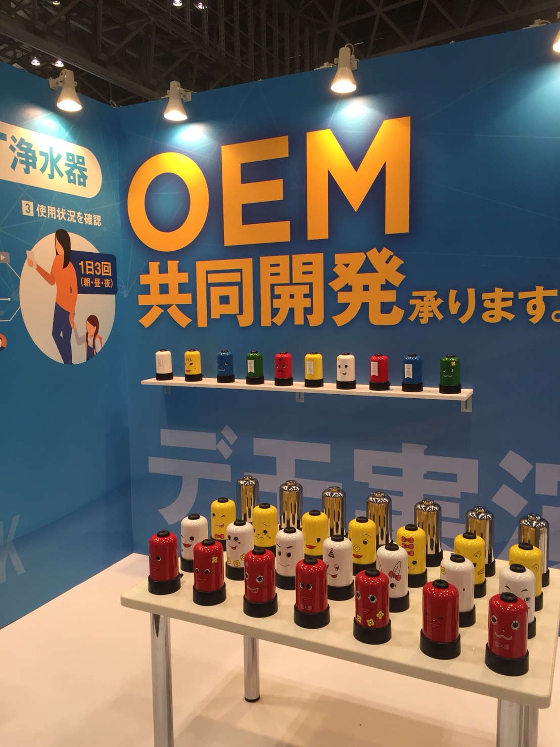 展示会のブースでパニエ・ド・フルールが並べられている様子