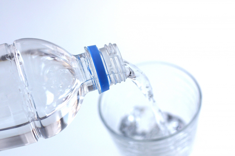 トリプル還元スティックの水で水分補給